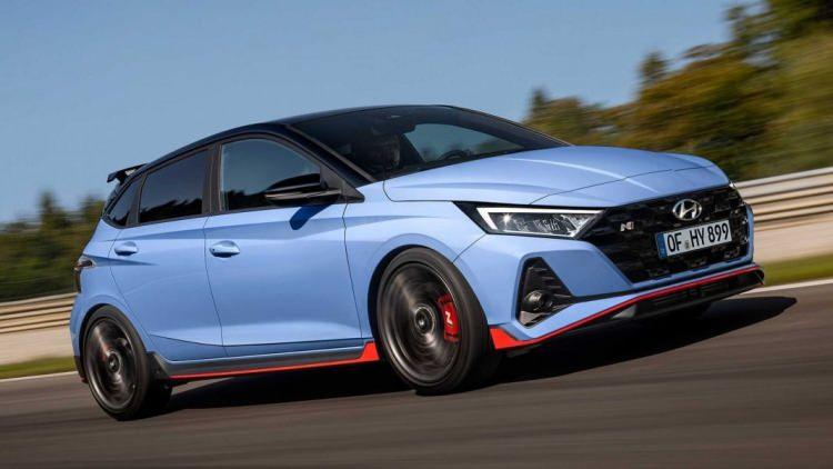 <p><span style="color:#B22222"><strong>9) HYUNDAI I20</strong></span></p>