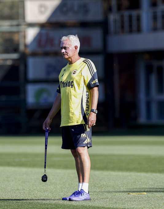 <p>Bu sözler sonrası Fenerbahçeli taraftarlar Mourinho'ya sosyal medyada tepki gösterdi.</p>
