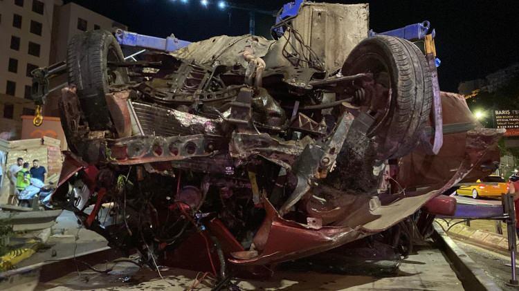 <p>İhbara kaza yerine sağlık, polis ve itfaiye ekipleri sevk edildi. Otomobilde sıkışan 5 kişi, itfaiye ekiplerince kurtarıldı.</p>

