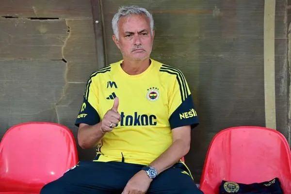 <p><strong>"Uzmanlaşmanın, analistin ortaya çıkışı teknik direktörün doğasını ve kimliğini bozmadığı sürece önemli bir 'silah'. Van Gaal'ın beni maçın en yüksek noktasından izlemeye gönderip kulaklıkla iletişim kurduğu zamanlardan geliyorum."</strong></p>