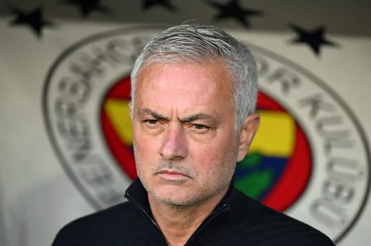 <p>Mourinho, sözlerinin devamında da Sarı-lacivertli taraftarların kulübe transferi için hayal kurduğu Viktor Gyökeres konusuna değindi.</p>