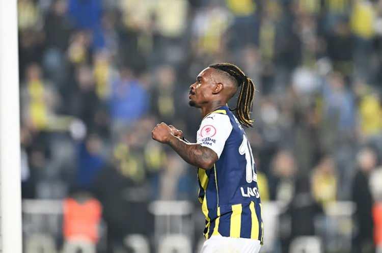<p>İtalya Serie A takımlarından Udinese, Fenerbahçe'de kadroda düşünülmeyen Lincoln Henrique'ye talip oldu.<br />
<br />
Fenerbahçe, teklifin şartlarına göre transfere onay vermeye hazır.<br />
<br />
(FANATİK)</p>
