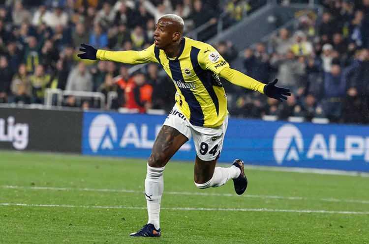 <p>Fenerbahçe'de başkan Ali Koç ve teknik direktör Jose Mourinho, Portekiz'de transfer ve kadro planlamasıyla ilgili kritik bir görüşme gerçekleştirecek.<br />
<br />
Asensio ve Duran'ın gelişi sonrası Taslica'nın geleceği belirsizliğini korurken Mourinho'nun raporuna göre net bir karar verilecek.<br />
<br />
(FANATİK)</p>
