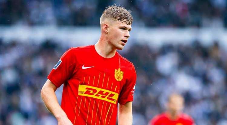 <p>Transfer çalışmalarını sürdüren Fenerbahçe, listesine yıldız oyuncuların yanı sıra, potansiyelli gençleri de ekliyor.<br />
<br />
Sarı lacivertliler, Danimarka ekibi Nordsjaelland'da forma giyen 19 yaşındaki sağ kanat Sindre Walle Egeli ile ilgileniyor.<br />
<br />
(TAKVİM)</p>
