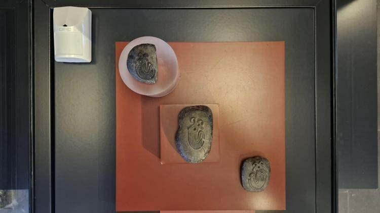 <p>Gizligöl, “Müzemizin Arkeoloji Salonu'nun alt katında ünik eserler vitrininde sergilenmektedir. Diyarbakır'ın logosu olabilecek güzellikte bir logo olduğunu düşünüyoruz. Bir devletleşmenin temellerinin burada atıldığını düşünüyoruz. Halbuki tarihin Sümer’de başladığı, devletleşmenin Sümer’de başladığı düşünülüyordu. Sümer’den 7 bin yıl önce Körtiktepe'de çok daha güzel bir şekilde form haline getirilmiş bir logo olarak tasarlandığını görüyoruz. 12 bin 500 yıl sonra biz bu logoyu tekrardan tasarladık. Müzemizin logosu haline getirdik. Yine Akeramik Neolitik Dönem’e ait olduğu için, yani 12 bin yıl öncesine ait olduğu için ve dünyanın başka yerlerindeki kazılarda bulunmadığı için biz bunu dünyanın ilk logo tasarımı olarak, logosu olarak düşünüyoruz” dedi.</p>