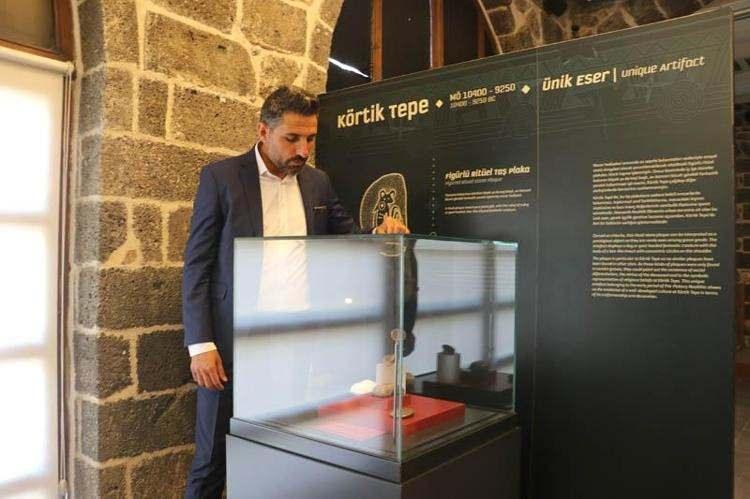 <p>‘Klorit taşından oyma tekniğiyle yapılmış’<br />
Gizligöl, “Müzemizin logosu haline gelen Ritüel Taş Plaka'ya baktığımızda ise klorit taşından, oyma tekniğiyle yapılmış, avuca sığacak boyutta. Müzemizin logosu haline getirmemizin ana sebebi de kendi döneminde de 12 bin 500 yıl önce de bunlar Körtiktepe'de bir logo olarak, yani bir bayrak olarak tasarlanmış olabilir. Çünkü Körtiktepe'de çıkan buluntulardan anlıyoruz ki Körtiktepe'de inanılmaz bir otorite var. Bir yerde otorite varsa haliyle yöneten, yöneticilerin olduğunu biliyoruz. Ve Körtiktepe’de çok fazla ticaret, takas yapan bir medeniyet. Dolayısıyla bir logoya ihtiyaç duymuş olabilirler. Hem bunları törenlerde ritüel olarak kullanmışlar hem de kendi topluluğunu sembol eden bir tasarım yapmışlar, yani bir logo oluşturmuşlar. Yine yüksek ihtimalle bunları Körtiktepe'nin yöneticileri ceplerinde, üzerlerinde taşıyorlardı. Gerek yabancılara gerekse de ticaretle başka yerlere gittiklerinde bunu bir pasaport olarak kullanıyorlardı” diye konuştu.</p>