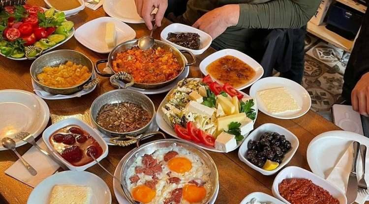 <p>Dünyanın en saygın gastronomi dergileri arasında gösterilen TasteAtlas'ın uzun süredir yaptığı çalışmaların ardından en iyi kahvaltı bulunan 10 ülke belli oldu. </p>
