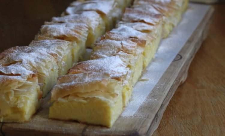 <p><strong>10. Bougatsa </strong></p>
<p> </p>
<p>Yunanistan </p>
<p> </p>