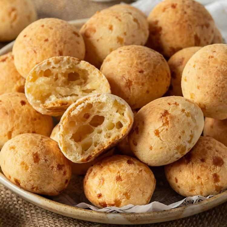 <p><span style="color:#B22222"><strong>8. Pao De Queijo </strong></span></p>
<p> </p>
<p>Brezilya</p>