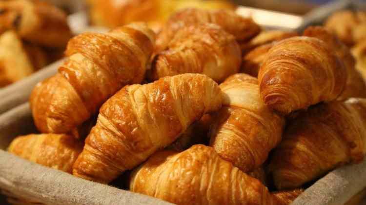 <p><span style="color:#B22222"><strong>5. Croissant </strong></span></p>
<p> </p>
<p>Fransa</p>