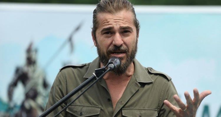 <p>Birçok başarılı projede yer alan ünlü oyuncu Hülya Koçyiğit'in torunu, eski oyuncu Gülşah Alkoçlar'ın kızı ve cemiyet hayatının gözde isimlerinden biri olan Neslişah Alkoçlar ile 2014 yılında görkemli bir evlilik yapmıştı.</p>