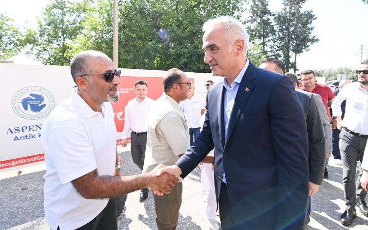 <p><strong><span style="color:rgb(178, 34, 34)">Ziyaretçi deneyimi için kapsamlı düzenleme</span></strong></p>

<p>Tarihi mirası modern dünyanın imkânlarıyla buluşturduklarını ifade eden Bakan Ersoy, antik kentlerin en etkin ve sağlıklı şekilde ziyaret edilebilmesini son derece önemsediklerini vurguladı. Ziyaretçilerle kurulan iletişimin ve etkileşimin en üst düzeye çıkarılmasıyla, bilgi ve bilinirliğin kalıcı hale getirilmesinin hedeflendiğini belirten Ersoy, bu kapsamda hem tanıtım, rehberlik ve bilgilendirme işlevlerini üstlenecek karşılama merkezlerinin inşasının sürdüğünü hem de ziyaretçi yolları, güzergâh belirlemeleri ve yönlendirme işaretleri gibi çevre düzenleme çalışmalarının eş zamanlı olarak yürütüldüğünü söyledi. Bu uygulamaların, hem ören yerlerinin korunmasına hem de ziyaretçilerin en iyi deneyimi yaşamasına katkı sağladığını dile getirdi.</p>

<p> </p>
