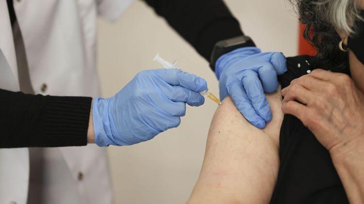 <p>JAMA Health Forum'da yayınlanan bulgulara göre, bu, söz konusu dönemde dünya çapında uygulanan her 5 bin 400 aşı dozu için bir ölümün önlendiği anlamına geliyor.</p>
<p> </p>