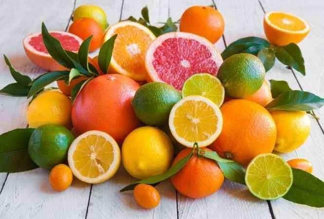 <p><span style="color:#000000"><strong>Öte yandan sindirim sistemi, kalp sağlığı ve cilt sağlığı için oldukça faydalı etkiler taşıyan portakal, greyfurt ve klementin gibi turunçgiller, Nature dergisinde yayımlanan bir araştırmaya göre; düzenli tüketildiğinde kolon kanseri riskini %18’e kadar azaltabiliyor. </strong></span></p>