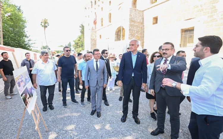 <p>Bunun yanı sıra, Agora çevresindeki caddeler ile Forum, Bazilika’nın Güneydoğu Merdivenleri, Doğu Kapısı, Doğu Meydanı, Güney Teras Konutları, Fırın Yapısı ve Tiyatro Caddesi’nde de kazı ve restorasyon çalışmalarının eş zamanlı sürdüğünü aktaran Ersoy, bu alanlardaki çalışmaların 2025 yılı sonuna kadar tamamlanmasının ve restorasyonların hızlandırılmasının hedeflendiğini söyledi.</p>

<p> </p>
