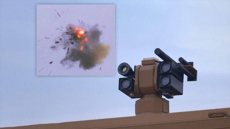 <p>Roketsan'ın kamuoyunda<strong> "lazer silahı" </strong>olarak bilinen ALKA Yönlendirilmiş Enerji Silah Sistemi de ilk kez IDEF'te vitrine çıkacak.</p>
<p> </p>
<p>Roketsan Yenilikçi Sistemler Program Müdürü Tuğrul Özdem, eski bir Türk ismi olan ALKA'nın halihazırda Çelik Kubbe'nin ilk tamamlayıcı unsuru olarak görev yaptığını söyledi.</p>