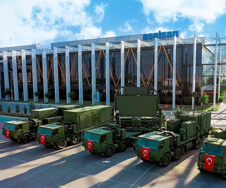 <p>ERALP-Erken İhbar Radar Sistemi, sadece hava soluyan hedeflerin değil, aynı zamanda görünmezlik teknolojisine sahip veya <strong>düşük radar kesit alanlı hedeflerin de uzun mesafelerden tespit ve takip kabiliyetiyle gizli hava hedeflerini görünür kılıyor.</strong></p>
