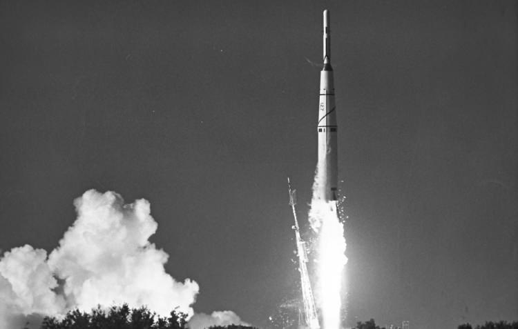 <p>ABD ilk operasyonel orta menzilli balistik füzesi PGM-17 Thor'u 1954 yılında geliştirmeye başladı. İlk kez 1957 yılında fırlatılan füze, ordu envanterine 1958 yılında girdi. Soğuk Savaş döneminde Sovyetler Birliği'ne fırlatılmak üzere İngiltere'ye yerleştirildi.</p>

<p>Menzil: 2400 km</p>
