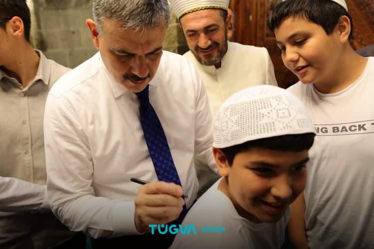 <p>Vali Mustafa Çiftçi, “<strong>Bugün bu tabloyu gördüğüm için Cenab-ı Allah’a çok şükrediyorum. Bu bizim gurur tablomuz</strong>." dedi.</p>

<p> </p>
