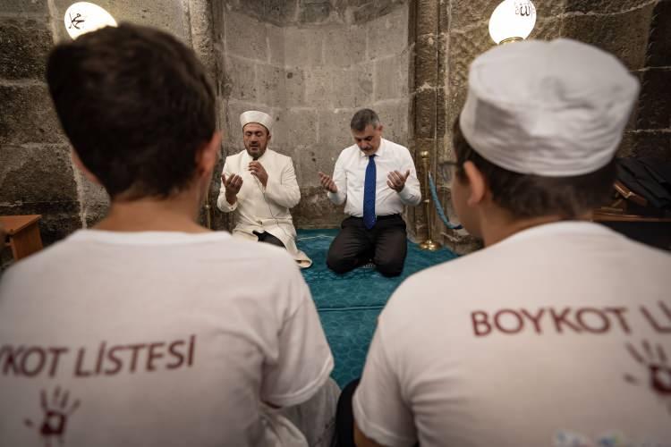 <p>Merasime öğrenciler "<strong>Boykot Listesi</strong>" yazılı tişörtlerle iştirak ederek, Gazze'deki İsrail soykırımına destek veren firmalara yönelik küresel boykota dikkat çekti.</p>