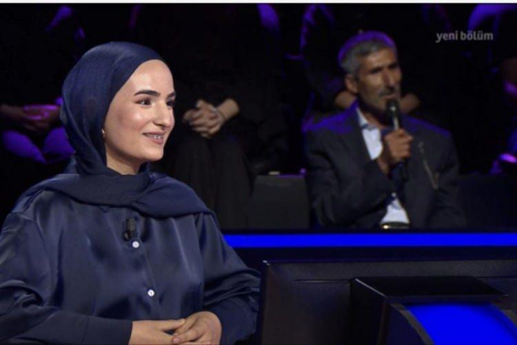 <p>Yükseköğretim Kurumları Sınavı (YKS) çıkışında babasının çiçekle karşıladığı Çimen Gülen, "Kim Milyoner Olmak İster?" yarışmasına katıldı.<strong> Gülen yarışmada kazandığı ödülle, babasını bir kez daha gururlandırdı. </strong></p>
