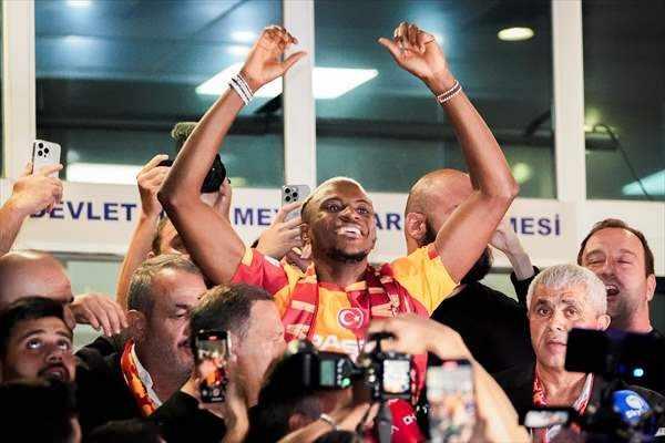 <p>Galatasaray Sportif AŞ Başkan Vekili Abdullah Kavukcu'nun almaya özel uçakla gittiği Osimhen, Wolfsburg Havalimanı'ndan hareket ederek İstanbul'a ulaştı. Atatürk Havalimanı Genel Havacılık Terminali'ne gelen Osimhen'i kalabalık taraftar topluluğu karşıladı.</p>
