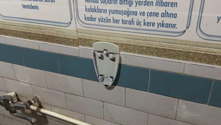 <p><span style="color:#B22222"><strong>SABUNLUKLARI ÇALDI</strong></span></p>

<p>Edinilen bilgilere göre, kimliği belirsiz bir kişi caminin abdesthane bölümündeki şadırvana girerek, tanesi yaklaşık 300 TL değerinde olan 6 adet sabunluğu yerinden sökerek çaldı.</p>

