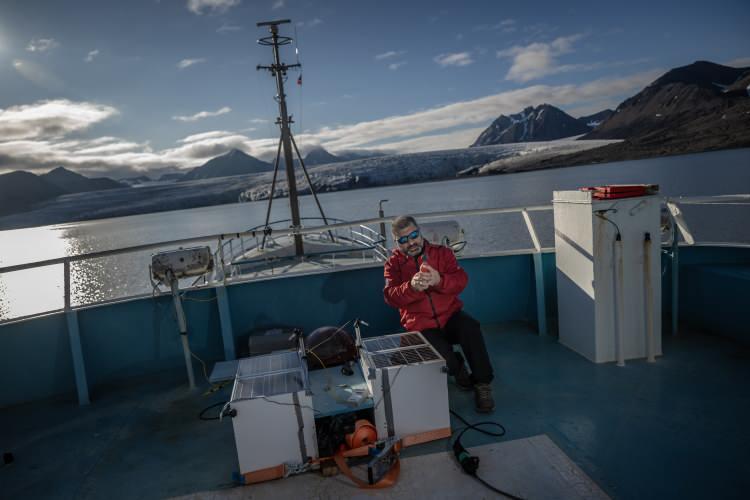 <p>Ayrıca atmosfer birileri ve GNSS &ouml;l&ccedil;&uuml;mleriyle de bu &ccedil;alışmaları y&uuml;r&uuml;tmekteyiz. Deniz mendireğine kurduğumuz otomatik meteoroloji g&ouml;zlem istasyonuyla sefer boyunca meteorolojik &ouml;l&ccedil;&uuml;mler ger&ccedil;ekleştirmekteyiz. Bu da &ouml;n&uuml;m&uuml;zdeki seferlerde bize meteorolojik &ouml;l&ccedil;&uuml;mler hakkında bilgi sağlayacaktır."</p>
