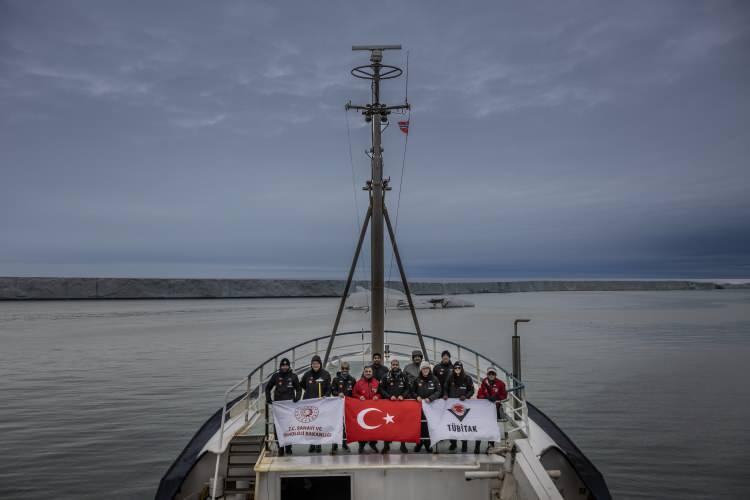 <p>Bilimsel &ccedil;alışmalar, Svalbard Adası ve &ccedil;evresindeki alanlarda, 70 &ouml;rnekleme istasyonunda ger&ccedil;ekleştirildi. Ekip, Vanuatu bayraklı Sola adlı 44 metrelik araştırma gemisiyle yaklaşık bir ay s&uuml;ren sefer boyunca, Arktik Okyanusu'nda atmosfer, oşinografi, biyolojik &ccedil;eşitlilik ve &ccedil;evresel etkileşimlere dair kapsamlı veri topladı.</p>

<p>&nbsp;</p>
