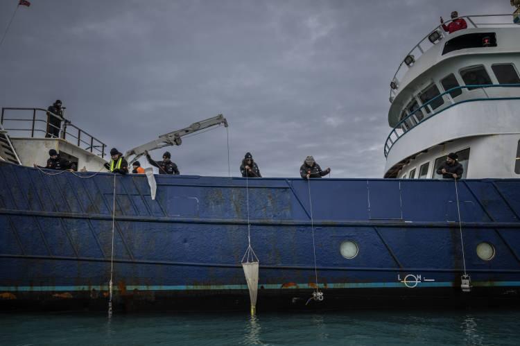 <p>Disiplinler Arası Katılım, Gen&ccedil; Bilim İnsanları ve Uluslararası İş Birlikleri Sefer kapsamında y&uuml;r&uuml;t&uuml;len 19 projede yalnızca &uuml;niversitelerden ve araştırma kurumlarından değil, aynı zamanda liselerden ve yurtdışından katılımcılar da yer aldı. T&Uuml;BİTAK 2204-C ve 2204-D programlarının finalistlerinden oluşan &uuml;&ccedil; lise &ouml;ğrencisi, sosyal bilimlerden s&uuml;rd&uuml;r&uuml;lebilirliğe uzanan farklı başlıklardaki projelerini Arktik'te test etme fırsatı buldu.</p>

<p>&nbsp;</p>

