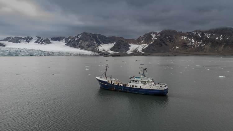 <p>Ulusal ekip dışında, Arjantin, Ekvador ve Bulgaristan&rsquo;dan araştırmacılar da ikili işbirlikleri kapsamında sefere katıldı. Misafir bilim insanları, Arktik deniz mikrobiyotası, diren&ccedil; genlerinin analizi, kutuplar arası mikrobiyal karşılaştırmalar ve &ccedil;evresel DNA teknikleri &uuml;zerine araştırmalar yaptı.</p>
