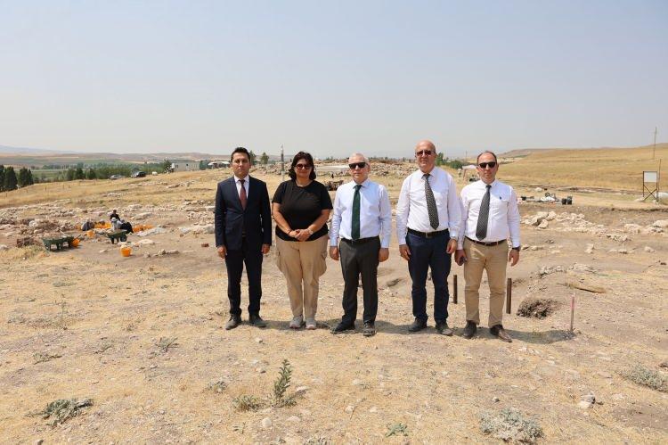<p>Farklı dönemlerde yapılan kazılarda, bugüne kadar eski Asur ticaret kolonileri, Hitit, Roma ve Bizans dönemlerine ait yapı izleri, Helenistik, Roma ve Erken Hristiyanlık dönemlerinden kalma mezarlar, Hitit kralları, prenses, prens ve görevlilerine ait çok sayıda mühür baskısı bulundu. Kazı çalışmalarının yapıldığı alanı ziyaret eden Sivas Valisi Yılmaz Şimşek, yetkililerden bilgiler aldı.</p>
