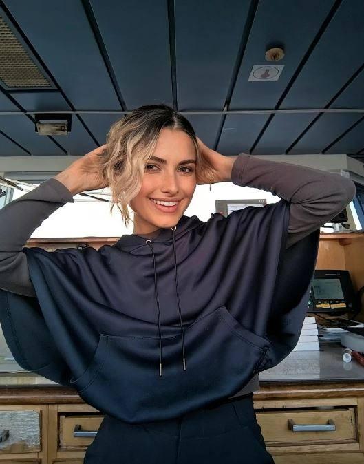 <p>Sinem S. ile yaralı bekçi, sağlık ekiplerince yapılan ilk müdahalenin ardından hastaneye kaldırıldı. Sinem S. doktorların tüm müdahalesine rağmen kurtarılamazken, ameliyata alınan bekçinin ise durumunun iyi olduğu öğrenildi.</p>

<p>Polis şüphelinin yakalanması için çalışmalarını sürdürürken, olayla ilgili soruşturma başlatıldı. </p>
