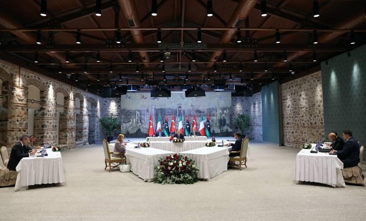 <p>Erdoğan, Meloni ve Dibeybe'yi Cumhurbaşkanlığı Dolmabahçe Çalışma Ofisi'nde ayrı ayrı resmi törenle karşıladı. </p>