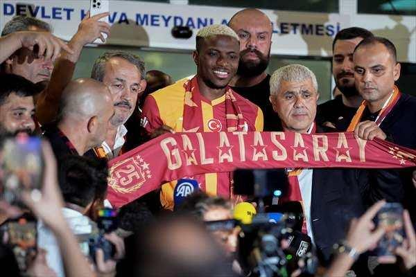 <p>Geçen sezon sarı-kırmızılı takımda kiralık forma giyen ve gol kralı olarak kazanılan şampiyonluğa büyük katkı veren Osimhen için Napoli ile uzun süren pazarlıkların ardından olumlu sonuç alındı.</p>
