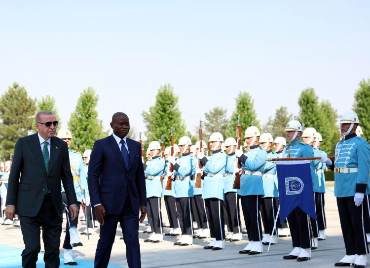 <p><span style="color:rgb(0, 0, 0)">Erdoğan ile Nguema, ikili görüşmelerinin ardından heyetler arası görüşme gerçekleştirecek ve ortak basın toplantısı düzenleyecek. Daha sonra Erdoğan, Nguema onuruna resmi akşam yemeği verecek. </span></p>