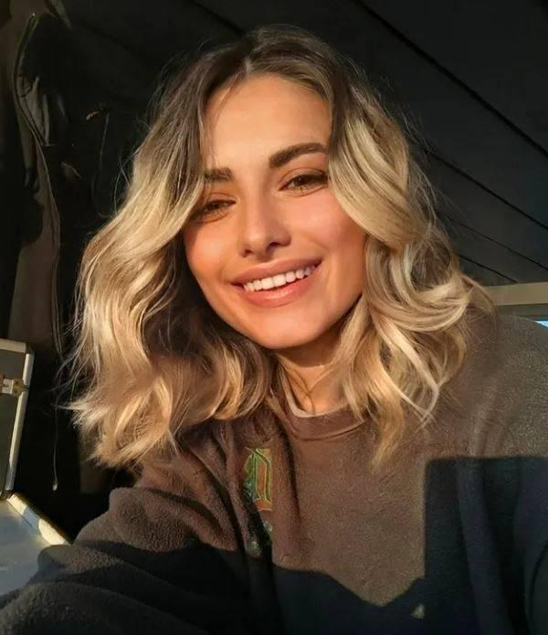 <p><strong><span style="color:rgb(178, 34, 34)">GENÇ KADIN ÖLDÜ, BEKÇİ KASIĞINDAN YARALANDI</span></strong></p>

<p>Sinem S., kanlar içinde yere yığılırken, silah sesini duyan komşuların ihbarı üzerine adrese bekçi, polis ve sağlık ekipleri sevk edildi. Silahlı şüpheli, adrese gelen bekçilere de ateş ederek, motosikletle olay yerinden kaçtı. Bir bekçi, kasığına mermi isabet etmesi sonucu yaralandı. </p>

<p> </p>
