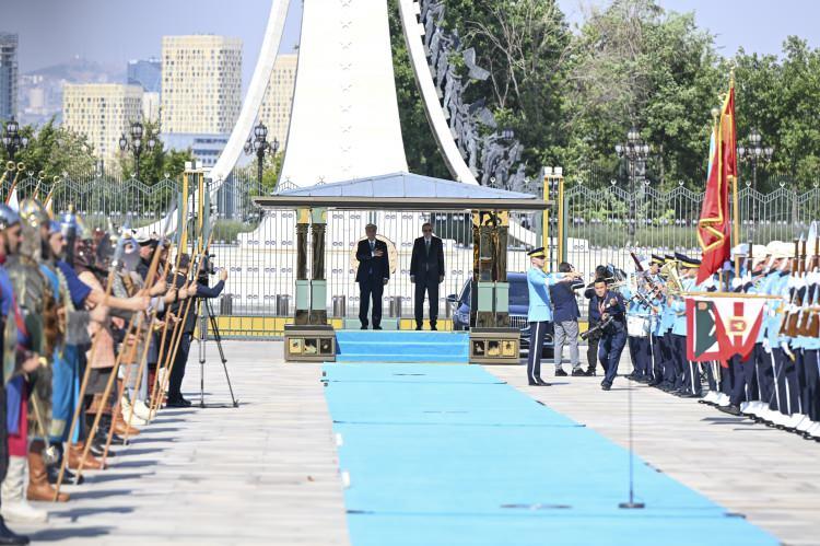 <p><span style="color:rgb(0, 0, 0)">Kazakistan Cumhurbaşkanı Tokayev'in makam aracını, Cumhurbaşkanlığı Külliyesi önündeki caddede karşılayan süvariler, araca protokol kapısına kadar eşlik etti.</span></p>
