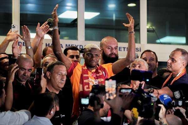 <p>Nijerya'da transfer görüşmelerinin sonuçlanmasını bekleyen 26 yaşındaki santrfor, dün gece saatlerinde Almanya'ya geçti.</p>