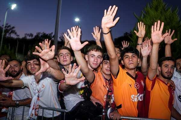 <p>Nijeryalı golcü, İtalyan basınının transfer sürecinde kullandığı ve sarı-kırmızılı kulübün sloganlaştırdığı "Solo il Gala" (Sadece Galatasaray) ifadesiyle ilgili "Sadece Galatasaray. Bu yılın başından beri aklımda olan tek şey bu. Ancak şimdi odaklanmak, hocanın ve kulübün belirlediği hedeflere ulaşmak istiyorum." ifadelerini kullandı.</p>
