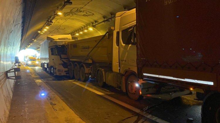 <p>Kocaeli TEM Otoyolu Gültepe Tüneli'nde hafriyat kamyonu ile 3 tırın karıştığı zincirleme trafik kazasından 2 kişi yaralandı. Kaza nedeniyle İstanbul istikametindeki yol tek şeritten sağlanıyor.</p>
<p> </p>