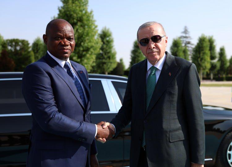 <p><span style="color:rgb(0, 0, 0)">Erdoğan ve Nguema'nın yerlerini almalarının ardından iki ülkenin milli marşları çalındı. Törende, Cumhurbaşkanlığı Muhafız Alayı tüfekli gösteri gerçekleştirdi.</span></p>
