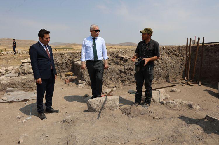 <p>Samuha Antik Kentinde gerçekleştirilen kazıların tarihe ışık tuttuğunu ifade eden Vali Şimşek, "Yine bildiğiniz üzere burası Sarissa'dan sonra Sivas'ta bulunan ikinci antik şehir ve belirttiğim gibi 2005 yılından beri de çalışmalar yürütülüyor. Şöyle diyebiliriz Anadolu'da hem Hitit hem de Asur tabletlerin birlikte bulunduğu beş bölgeden birisi de Samuha Antik Şehri. Özellikle Hititlerin burası yazlık mekânı olarak biliniyor. Hititlerin başkentinin Hattuşaş olduğunu düşünürsek Kızılırmak vasıtasıyla yazlık mekânlarına gelip burada da bir yerleşim birimi oluşturmuşlar. İşte bu kazı çalışmalarıyla tarihe ışık tutmaya çalışıyor üniversitemiz ve kazı ekibimiz. İnşallah bu kararlı çalışmalarının sonucunda güzel eserler ortaya çıkacak ve bu da Sivas'ın tarihi mirası olarak müzemizde sergilenecek. Ben tekrar Çiğdem hocam ve ekibine teşekkür ediyorum başarılarının devamını diliyorum" diye konuştu.</p>
