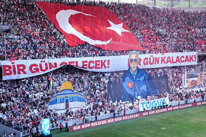 <p>"Bir gün gelecek! Bir gün kalacak!" sözlerinin yer aldığı koreografide, Cumhurbaşkanı Erdoğan'ın kararıyla yeniden cami statüsüne kavuşturulan Ayasofya gibi, işgal altındaki Kudüs'te yer alan Mescid-i Aksa'nın da bir gün özgürleşeceği mesajı verildi.</p>
