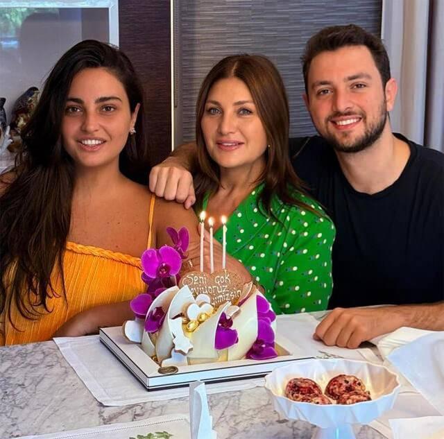 <p><strong>Ünlü sanatçının kızı Melisa Ural ve oğlu Emir Aksüt</strong>, doğum gününü bir gün önceden kutlayarak Sibel Can’a sürpriz yaptı.</p>
