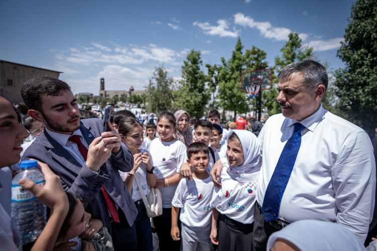 <p>Çocukların basketbol ve okçuluk gibi faaliyetlerine bizzat katılan Çiftçi, onlarla keyifli sohbetler etti.</p>
