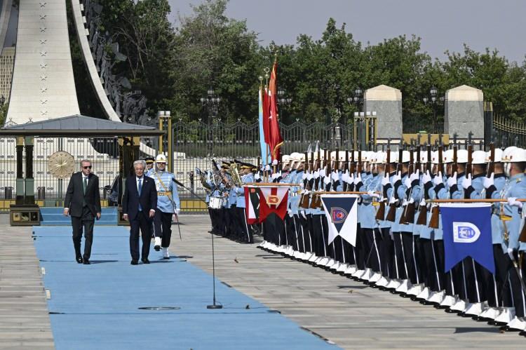 <p><span style="color:rgb(0, 0, 0)">Toplantı sonrası Cumhurbaşkanı Erdoğan ve Tokayev, anlaşmaların imza töreni ve ortak basın toplantısına katılacak. Erdoğan, Tokayev onuruna resmi akşam yemeği verecek ve Tokayev'e Türkiye Cumhuriyeti Devlet Nişanı tevcih edecek.</span></p>
