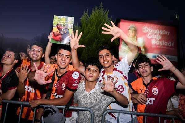 <p>Ayrıca, beni istediklerini gösteren, beni en az benim onları istediğim kadar çok isteyen taraftarlara da teşekkür ediyorum. Burada olduğum için mutluyum. Her zaman söylediğim gibi: Hikaye devam ediyor. Bu hikayeye Galatasaray ile devam ettiğim için mutluyum." diye konuştu.</p>
