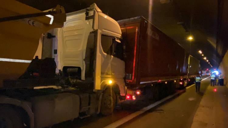 <p>Kısa sürede olay yerine gelen ekipler, yaralıları hastaneye kaldırdı. Araçlarda maddi hasar meydana gelirken, İstanbul istikameti kaza sebebiyle tek şeritten kontrollü olarak verilmeye başlandı.</p>
<p> </p>