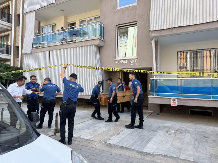 <p>Olayda hayatını kaybeden 4 kişilik ailenin cansız bedenleri otopsi için adli tıp kurumu morguna kaldırıldı. Cenazelerin evden alınması sırasında aile yakınlarının feryatları yürekleri dağladı.</p>

<p> </p>

